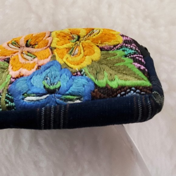 Small Coin Purse with Flowers - Guatemala - Picture 3 of 5